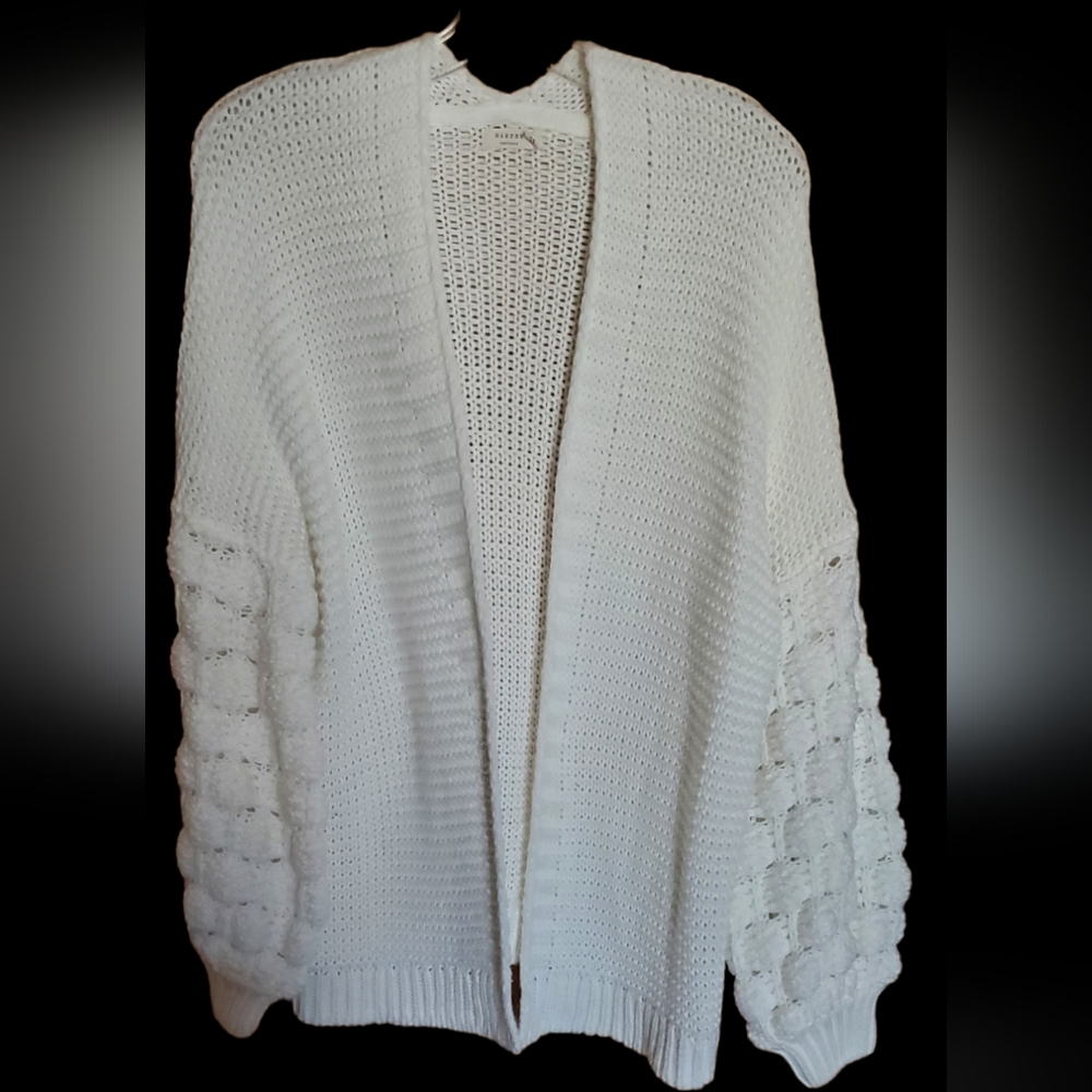 ✨️🆕️White textured long-sleeved knit sweater cardigan M✨️